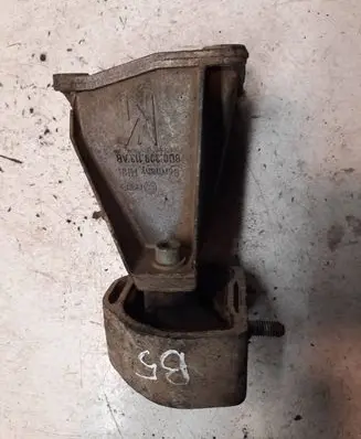 Volkswagen PASSAT B5 Engine mounting bracket 8D0399113AB