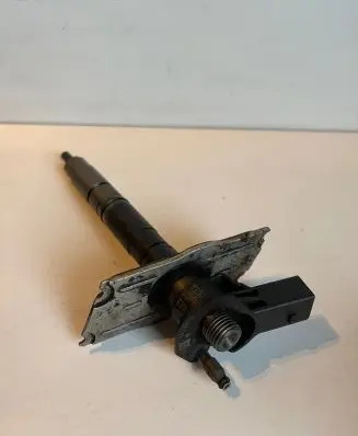 Volkswagen PASSAT B6 Fuel injector 03L130277
