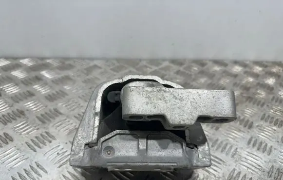 Volkswagen Tiguan Engine mount bracket 5N0199262