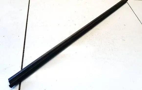 Volkswagen Touran I Front door glass trim molding