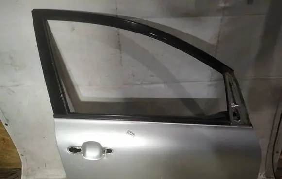 Toyota Avensis Verso Front door pilkos