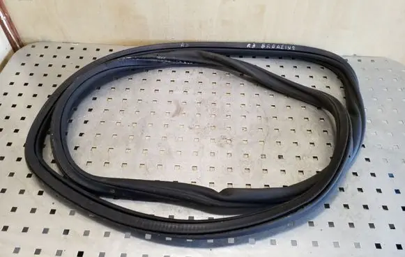 Audi A3 S3 8P Trunk rubber seal (body) 8P4827705