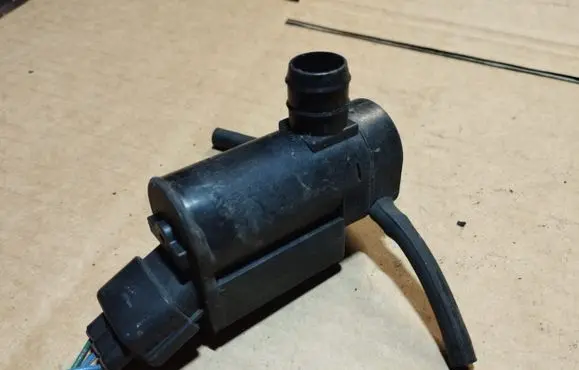 Toyota Yaris Windscreen/windshield washer pump 8533010290