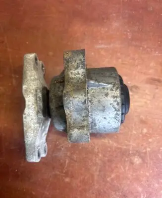 Engine mount bracket