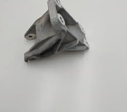 Nissan Leaf II (ZE1) Engine mounting bracket