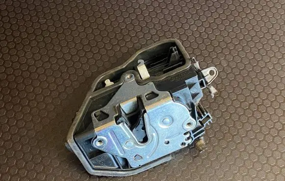 BMW X1 E84 Front door lock A053702 7202145