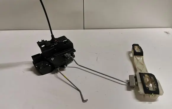 Opel Antara Front door lock