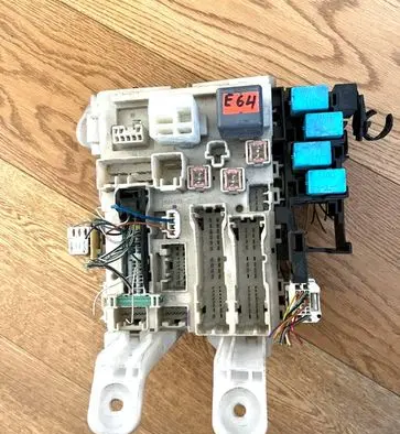 Toyota RAV 4 (XA30) Fuse module 5K21-0343 9497