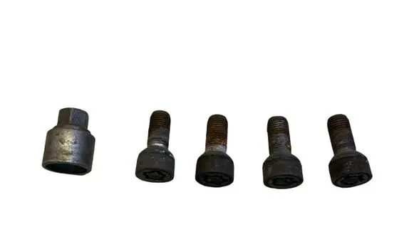 Volkswagen Golf VII Anti-theft wheel nuts and lock 