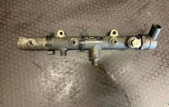 Volkswagen Touareg I Fuel main line pipe F00R001823 059130090J
