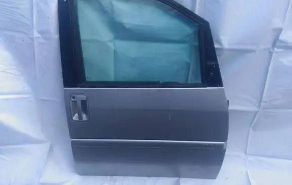 Peugeot 806 Front door sidabrine