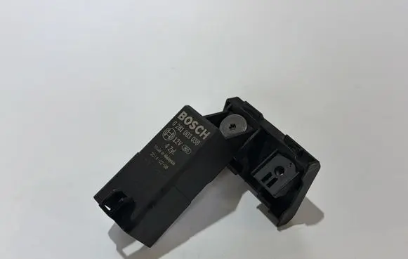 Volkswagen Touran II Glow plug pre-heat relay 0281003038