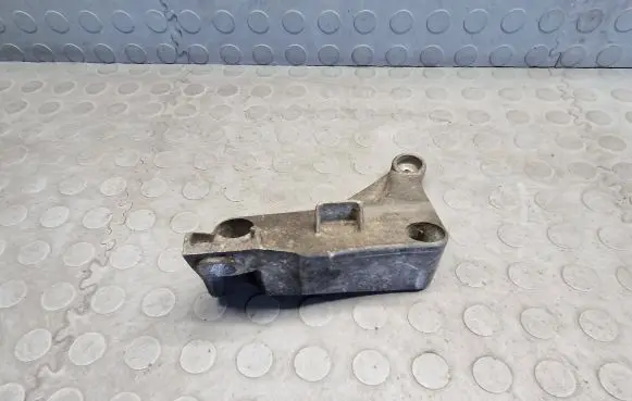 BMW 5 E39 Engine mounting bracket 6750441