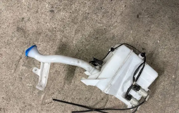 Suzuki SX4 S-Cross Windshield washer fluid reservoir/tank 