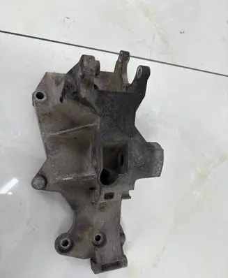 Engine mounting bracket