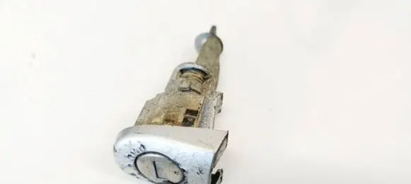 Skoda Octavia Mk2 (1Z) Front door lock (next to the handle) 