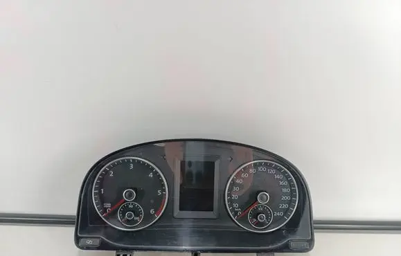 Volkswagen Touran II Speedometer (instrument cluster) 1T0920875A 008999160Y VDD024200