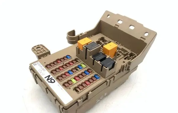 Subaru XV II Fuse module 82201FL950 JB007509N02