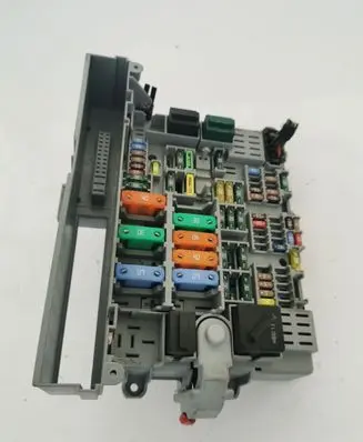 BMW 5 F10 F11 Fuse module 10688710
