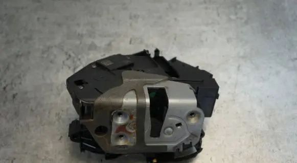 Volvo S60 Front door lock 31301738