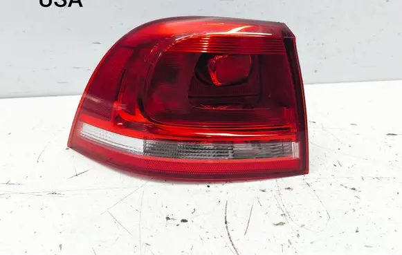 Volkswagen Touareg II Rear/tail lights 7P6945095G