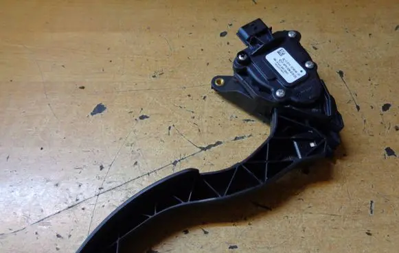 Renault Twingo III Accelerator throttle pedal 6PV00997825 A4532900900 180025148R