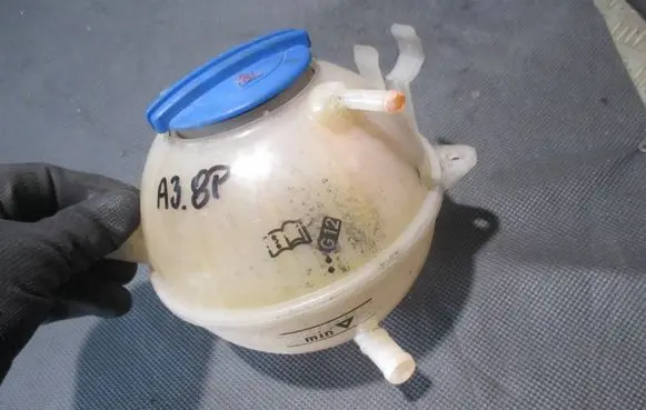 Audi A3 S3 8P Coolant expansion tank/reservoir 