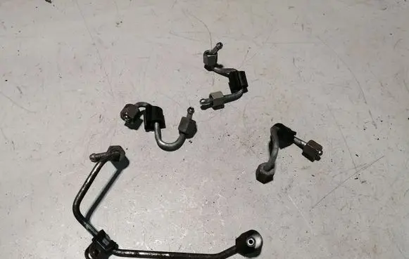 Volkswagen PASSAT B8 Fuel injector supply line/pipe 