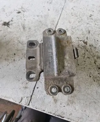 Volkswagen PASSAT B6 Engine mount bracket 3C0199555