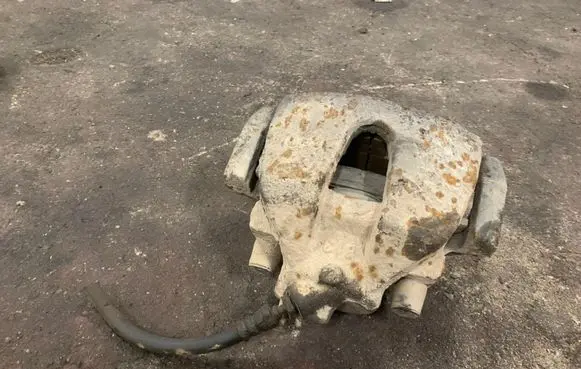 Mazda 3 I Front brake caliper 813