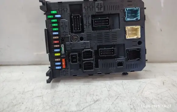 Peugeot 5008 Fuse module 28119759