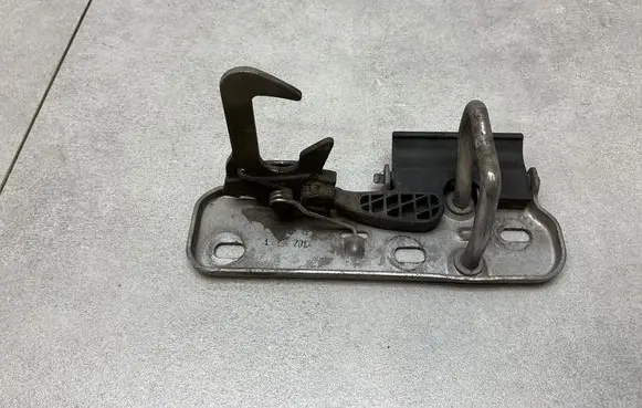 Volkswagen Golf VI Engine bonnet/hood lock/latch loop/hook 1Q0823480