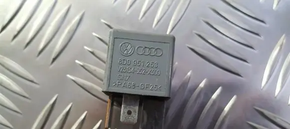 Volkswagen PASSAT B5.5 Other relay 8d0951253 v23134-j52-x300