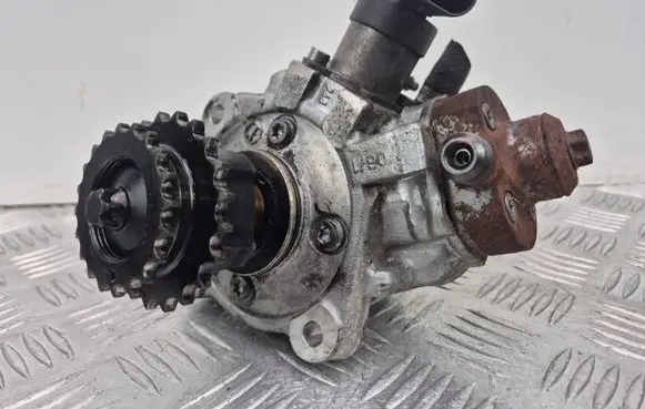 BMW 3 F30 F35 F31 Fuel injection high pressure pump 7810696