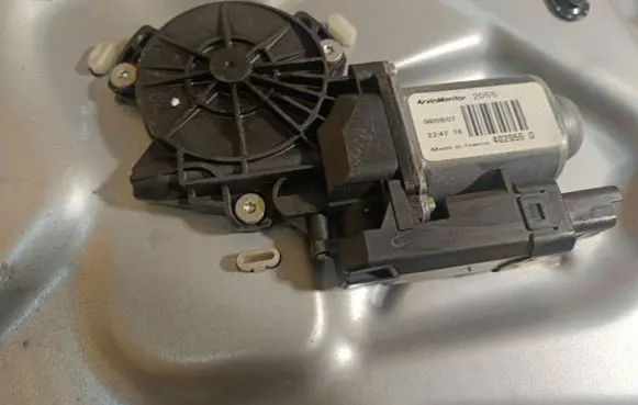 KIA Ceed Front door window regulator motor 402055D