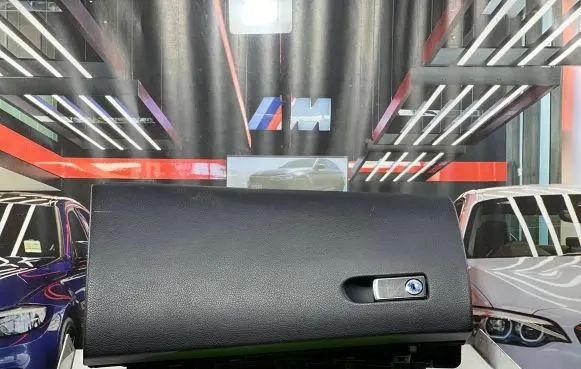 Glove box