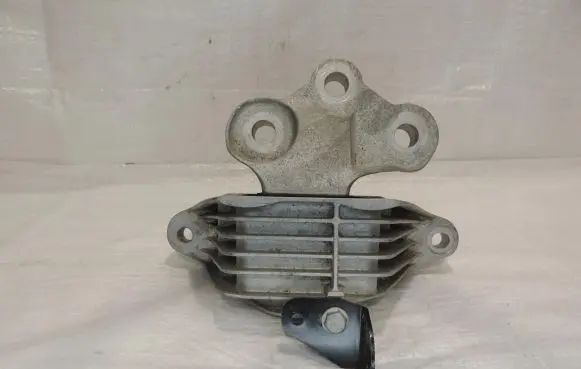 Engine mount vacuum valve