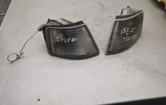 Seat Toledo I (1L) Front indicator light 