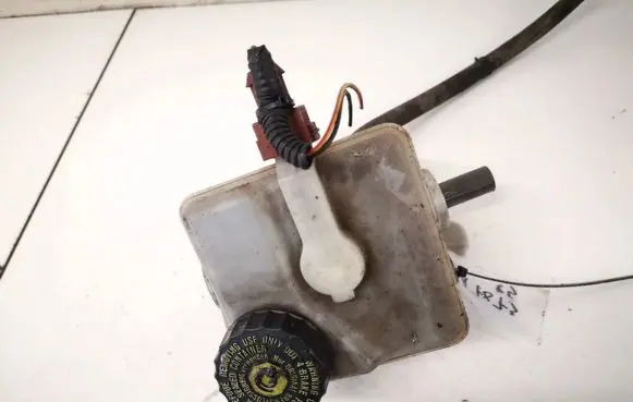Brake fluid reservoir