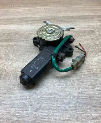 Mitsubishi Eclipse Front door window regulator motor MB517947