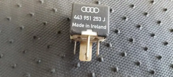 Volkswagen PASSAT B5 Other relay 443951253J 899511000