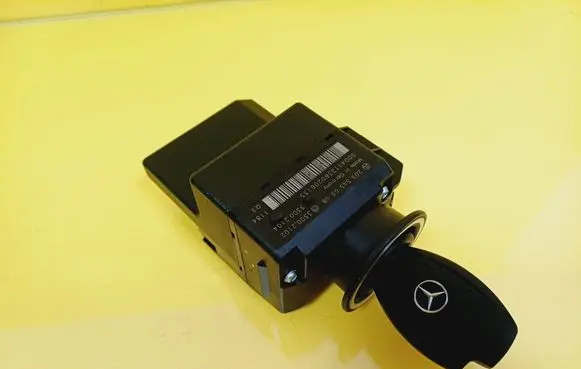 Mercedes-Benz C W203 Ignition lock 2035450308