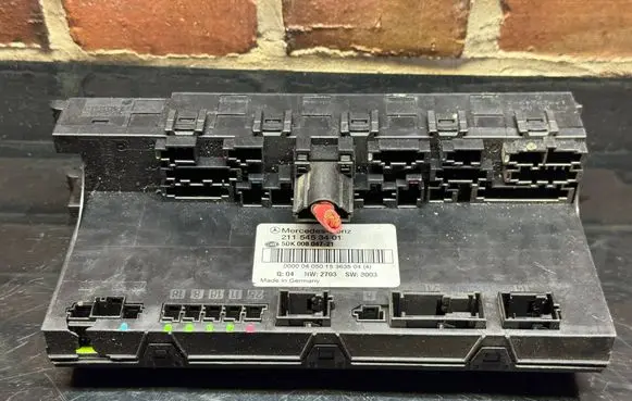 Mercedes-Benz E W211 Fuse module 2115453401 5DK00804721