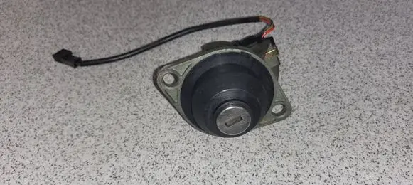 BMW 5 E39 Loading door lock 8363699
