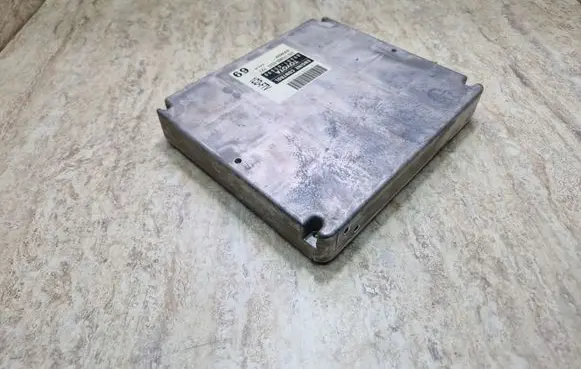 Toyota Avensis T250 Engine control unit/module 8966105690 MB1758006323 1758006323