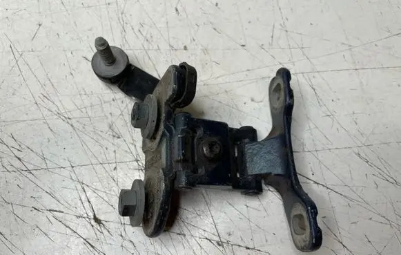 BMW 1 E81 E87 Front door upper hinge 7050626