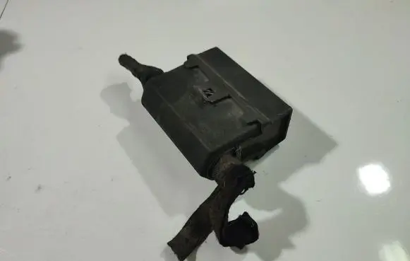 Volkswagen PASSAT B5 Fuse box set 24437030