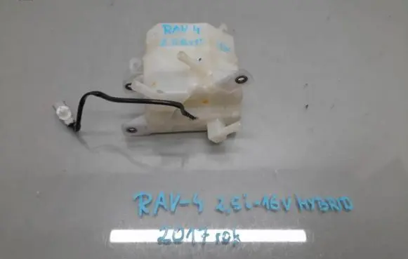 Toyota RAV 4 (XA40) Brake fluid reservoir 
