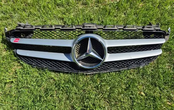 Mercedes-Benz C W205 Front bumper upper radiator grill A0008880060