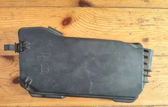 Mercedes-Benz C W204 Fuse box cover A2045400182